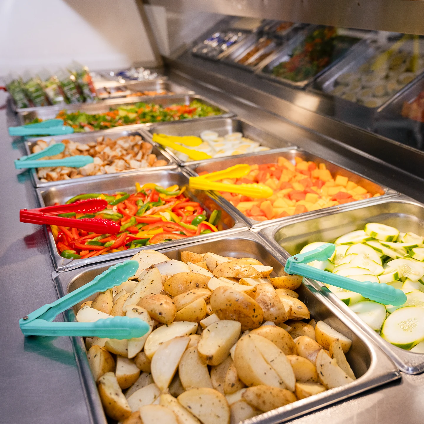 Barra de alimentos frescos y variedad de guarniciones