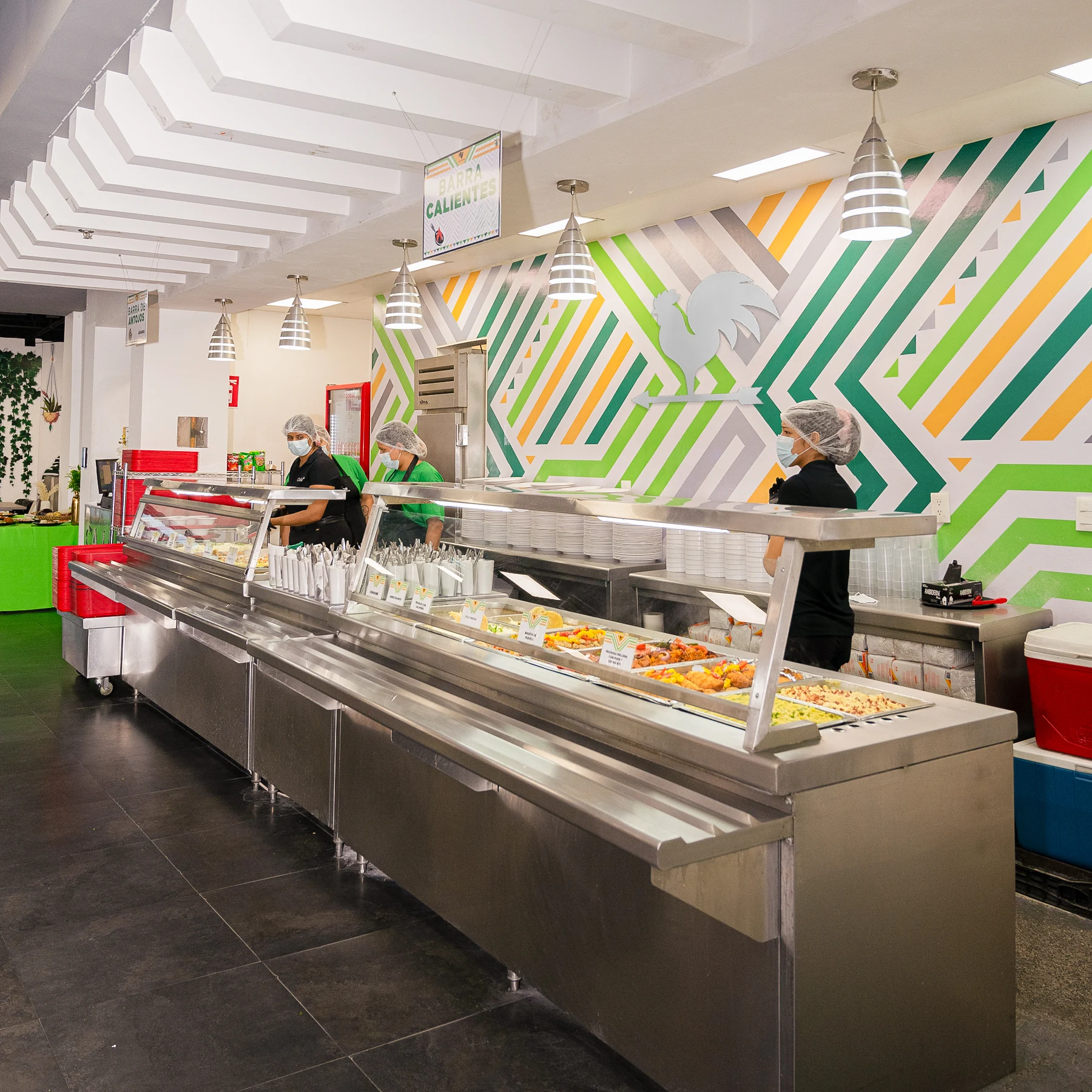 Los Gallos: instalaciones y equipo de servicio